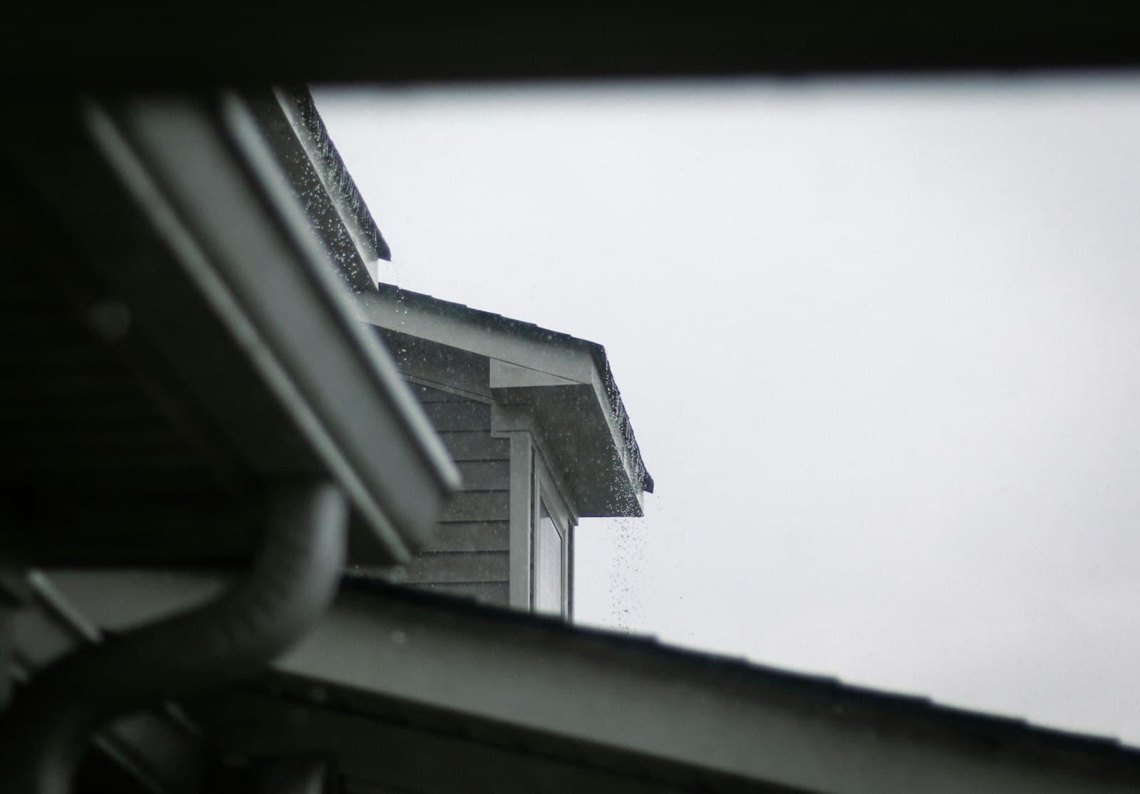 Roof edge with a gutter system